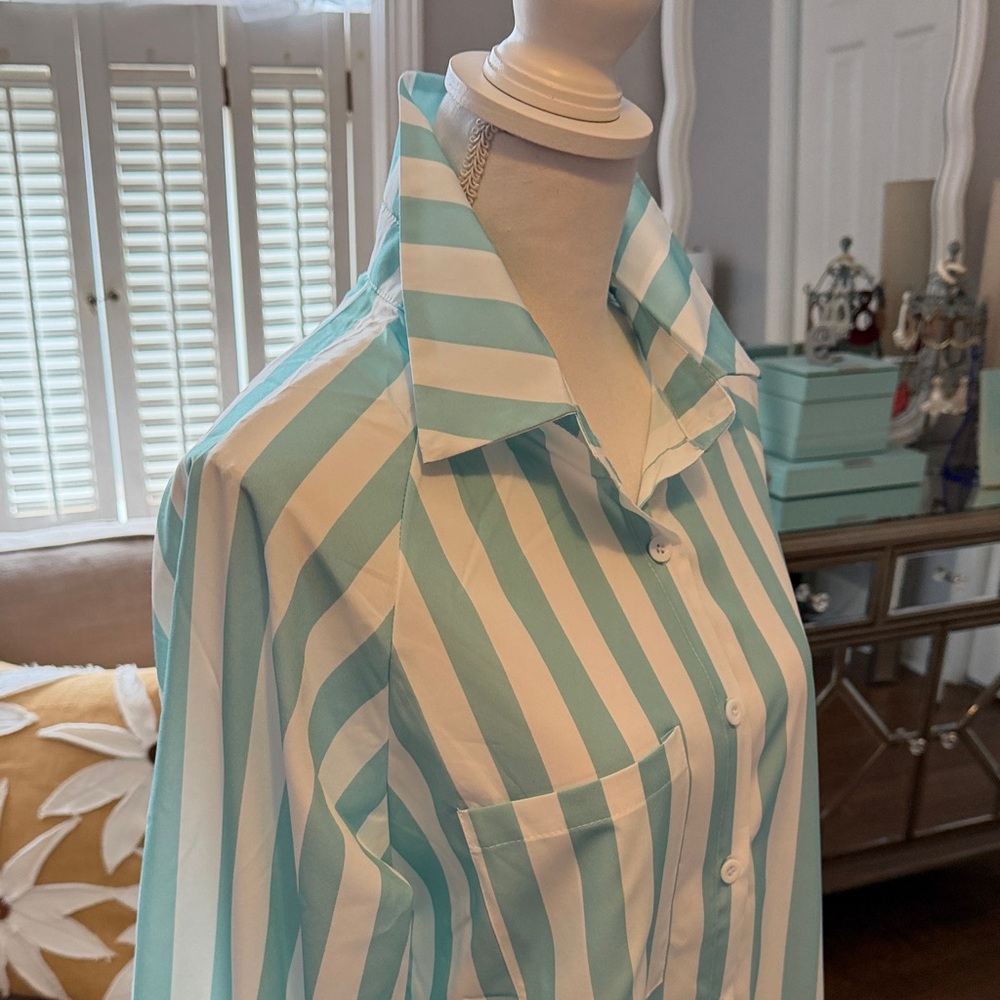 Striped Button-Up Shirt in Aqua & White - Longer in Back Size M - Picture 5 of 7